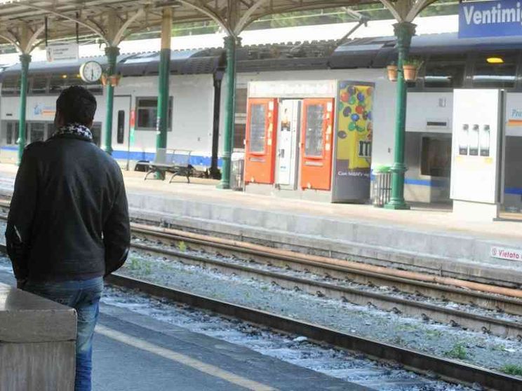 Muore folgorato sul tetto di un treno per la Francia
