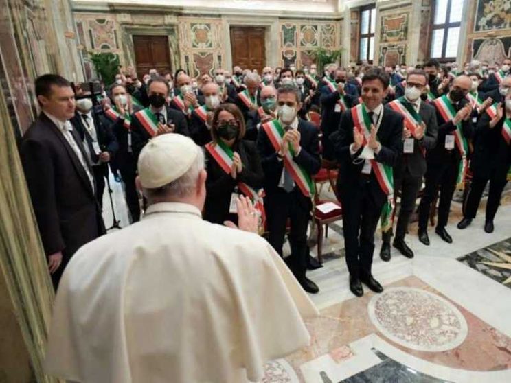 Il Papa ai sindaci: investire in bellezza, educazione, legalità