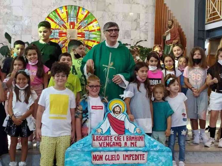 Il parroco: il Mistero ha la voce dei bimbi. Dalla paura alla vita