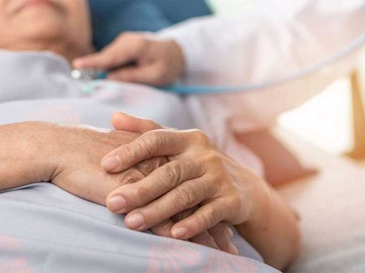 La Cei: vicinanza ai malati, più cure palliative