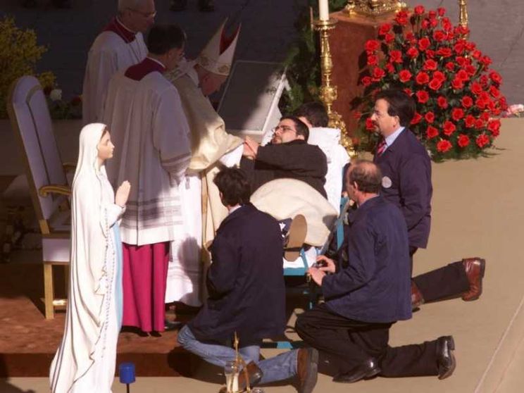 Giovanni Paolo II e le sue mani tese verso i malati per 30 anni