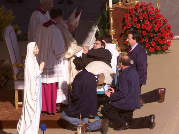 Giovanni Paolo II e le sue mani tese verso i malati per 30 anni