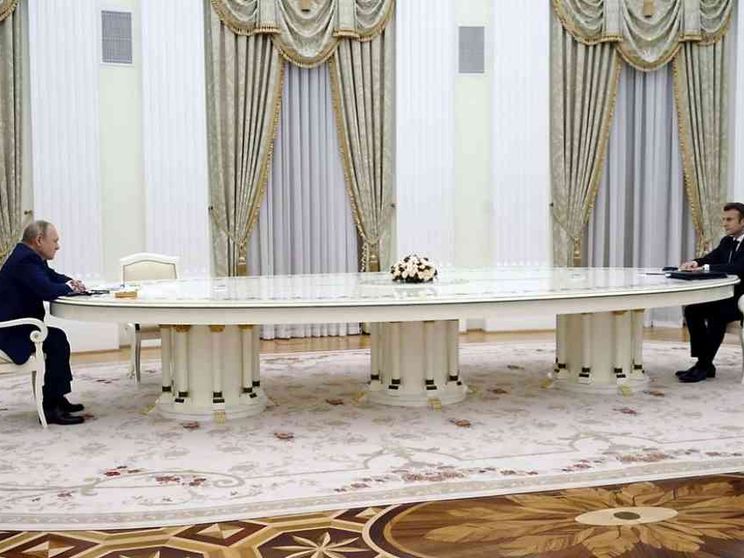 «Macron ha rifiutato il tampone»: ecco il perché del distanziamento con Putin