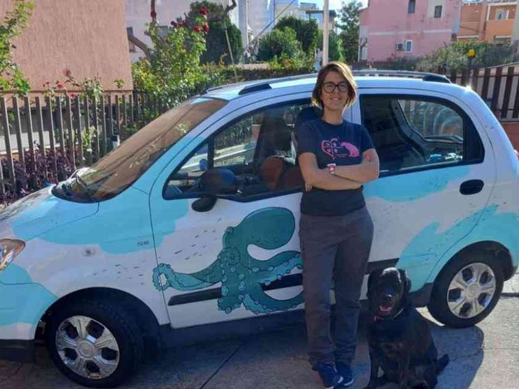 Scende dalla cattedra per pulire le spiagge