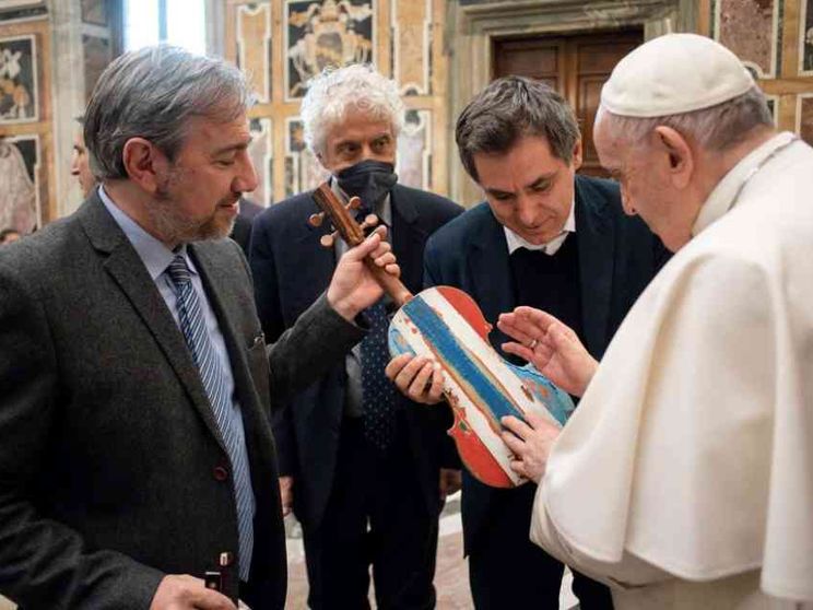 Il governo dona i barconi dei migranti, dal legno nasceranno croci e violini