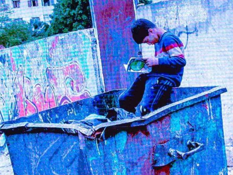Hussein, il bambino profugo siriano che legge tra la spazzatura