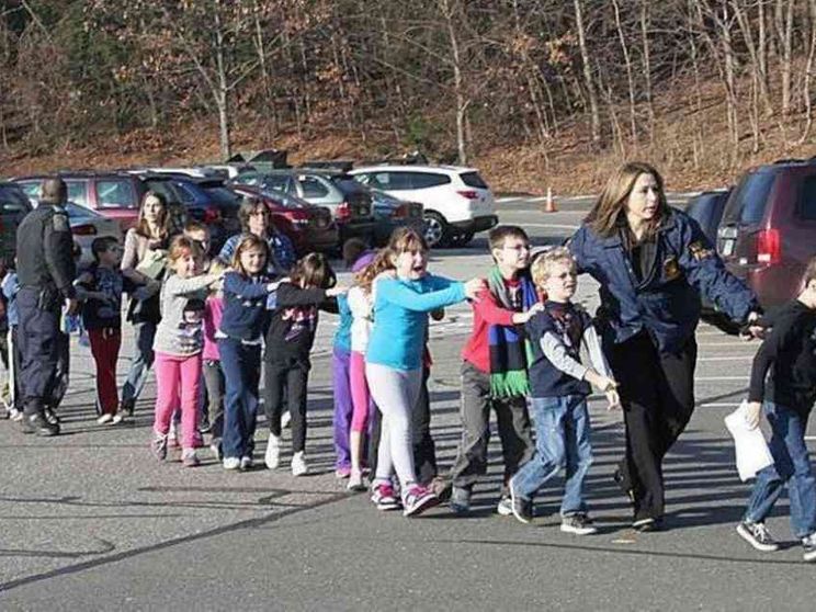 Strage di Sandy Hook, l'azienda di armi risarcirà le vittime