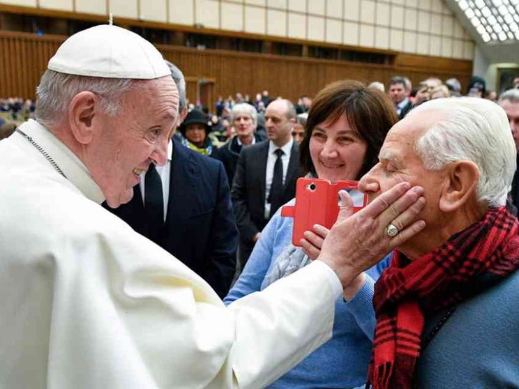 Giornata dei nonni, il Papa: «Anziani valore e dono per la comunità»