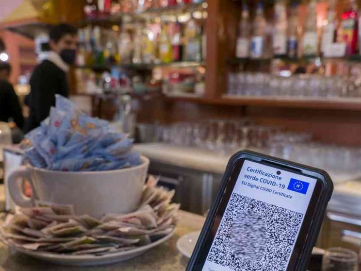 Super green pass obbligatorio da oggi per i lavoratori over 50 (anche colf)