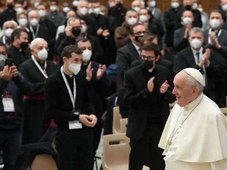 Il Papa: qualche sacerdote dev'essere evangelizzato. «E più preghiera»