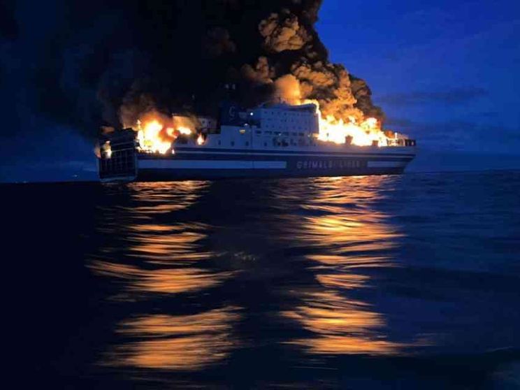 In fiamme traghetto diretto a Brindisi: 12 dispersi
