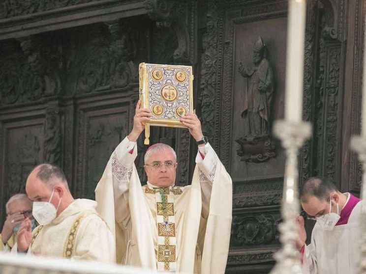 L’abbraccio al nuovo arcivescovo Renna: misericordia e amicizia sociale