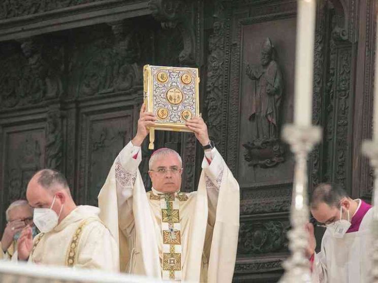 L’abbraccio al nuovo arcivescovo Renna: misericordia e amicizia sociale