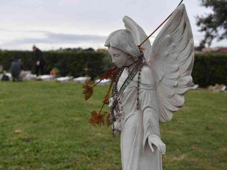 Feti umani nei rifiuti, le associazioni per la vita: li seppelliamo noi