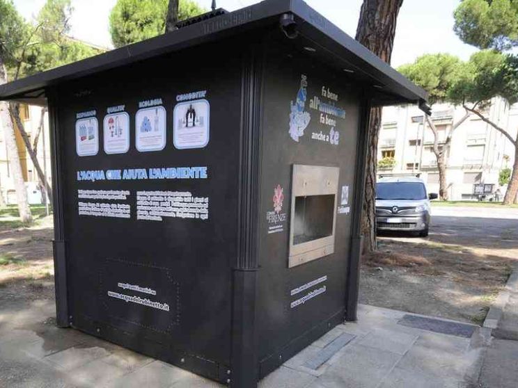 Gli italiani e l'acqua: otto paradossi sul consumo