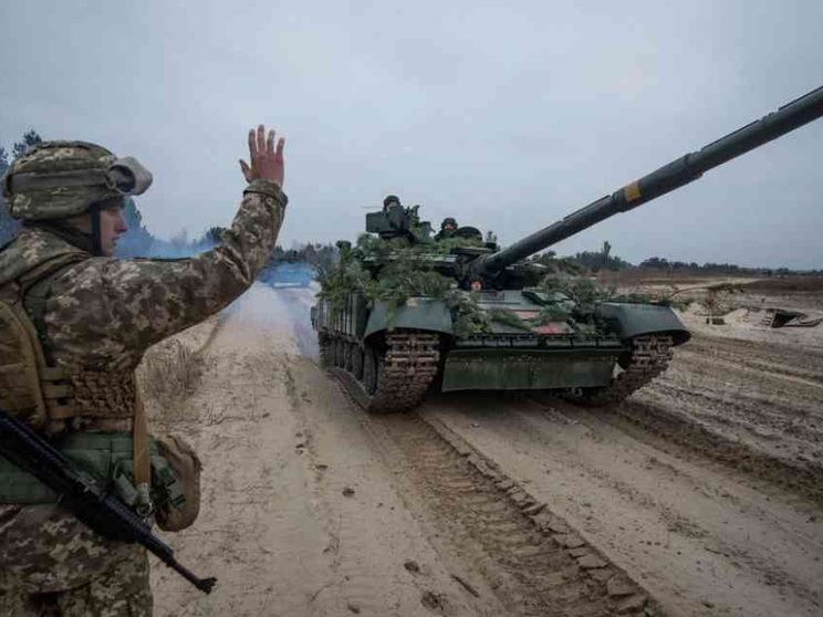 Putin minaccia Kiev e poi frena. La Nato teme un attacco totale