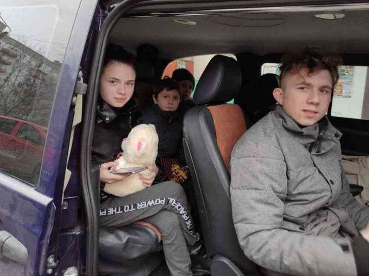 In fuga, sul pulmino di don Oleh. «Via dalla guerra donne e bambini»