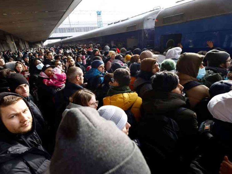 Kiev, la città è deserta e i civili combattono dietro le barricate