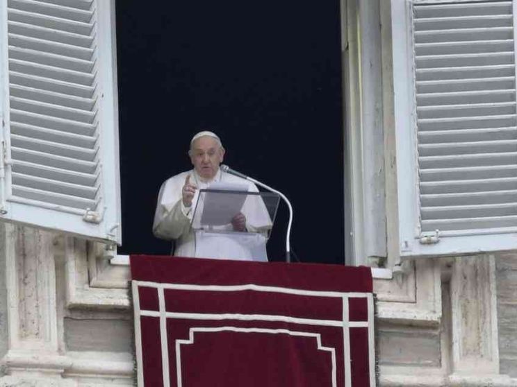 Il Papa all'Angelus: «Con cuore straziato ripeto: tacciano le armi»