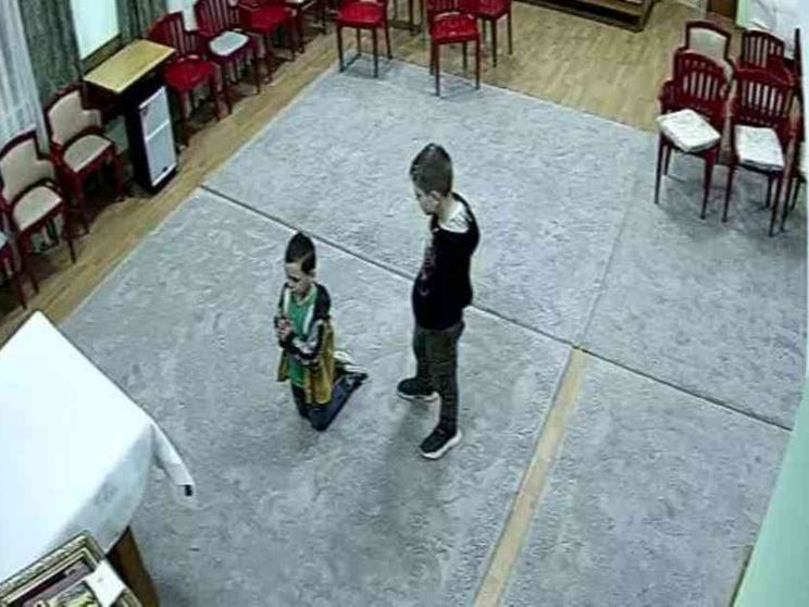 A Chortkiv il piccolo Dimitriy davanti all'altare prega per la pace