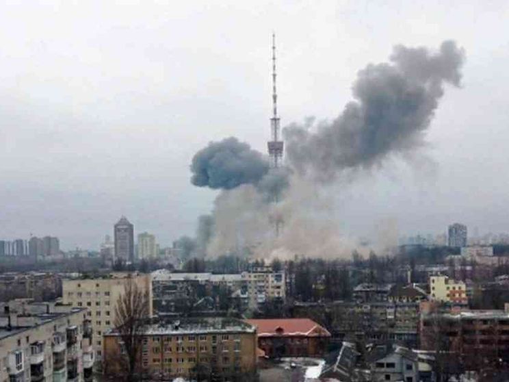 Ancora bombe, colpita la torre della Tv a Kiev, cade la città di Kherson