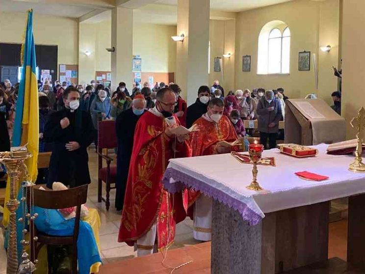 Il cardinale Bassetti visita la comunità ucraina. «Basta guerra»