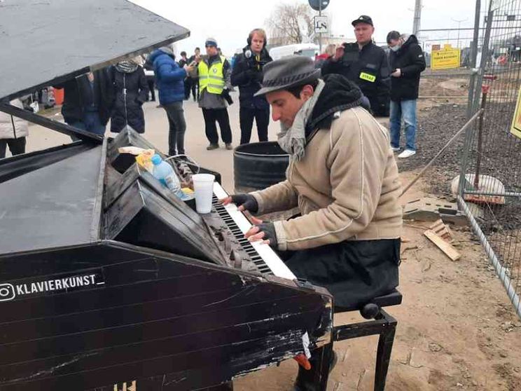 Il pianista suona per i profughi in Ucraina: «Musica dopo le bombe»