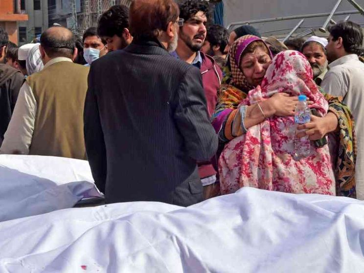 Bombe nella moschea di Peshawar in Pakistan, strage con decine di vittime