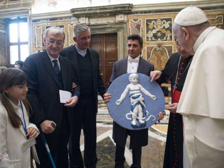 Il Papa: l'adozione è un piccolo seme del Regno di Dio