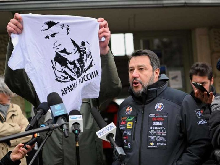 Salvini in Polonia, gli regalano la sua maglietta pro Putin e lo contestano