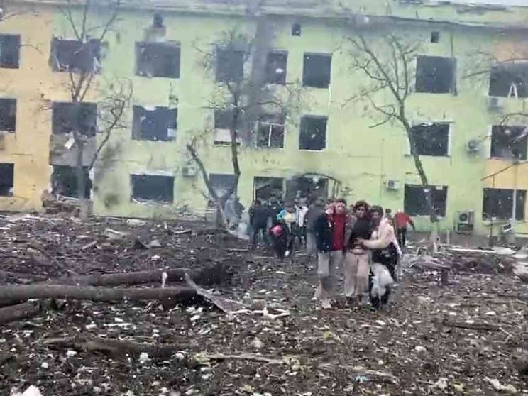 A Mariupol bombe sull'ospedale. «Più di mille morti, è catastrofe umanitaria»