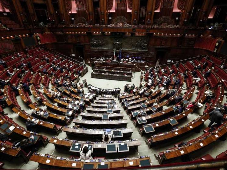 «Morte medicalmente assistita», sì della Camera tra dubbi crescenti
