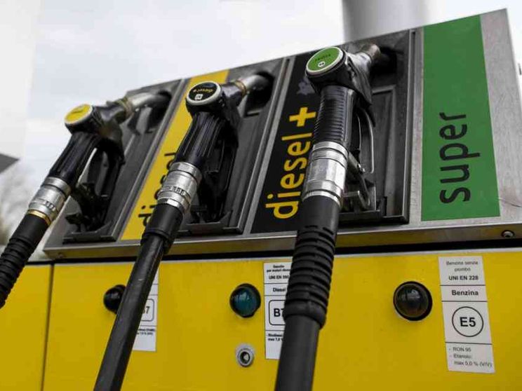 Diesel e benzina alle stelle, ma si può risparmiare fino al 30%