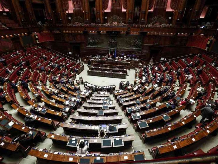 «Morte medicalmente assistita», sì della Camera tra dubbi crescenti