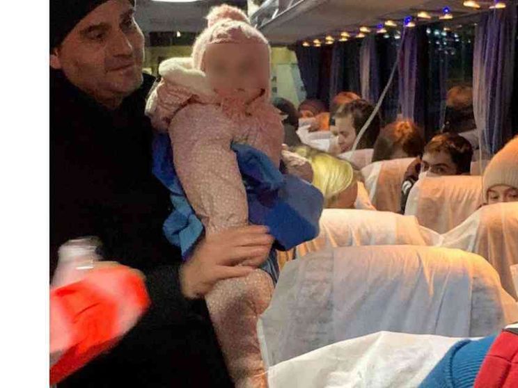 Il parroco di Molfetta porta in salvo famiglie e disabili da Leopoli