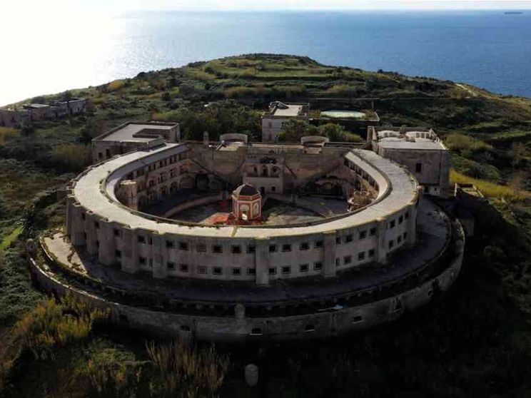 Le "Isole-carcere", in tutto il mondo mare e muri per relegare le persone