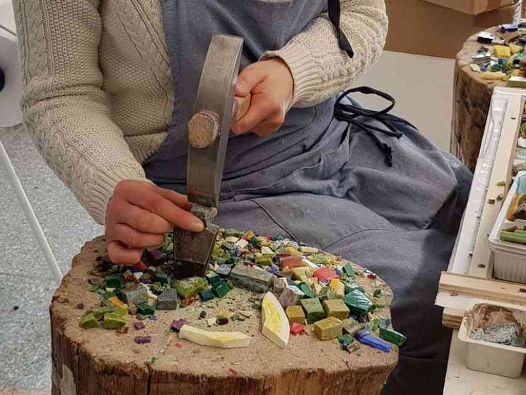 In Friuli la scuola che da un secolo forma i migliori maestri mosaicisti