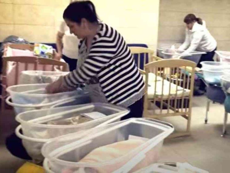 Madri surrogate, mercato di guerra: ecco il video dei neonati nel bunker