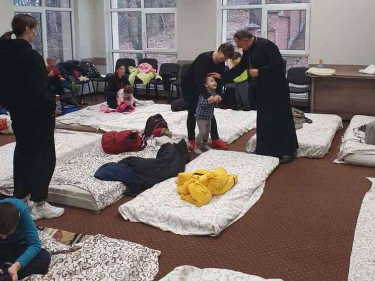 Il vescovo: «A Leopoli la guerra è nei volti dei profughi che accogliamo»