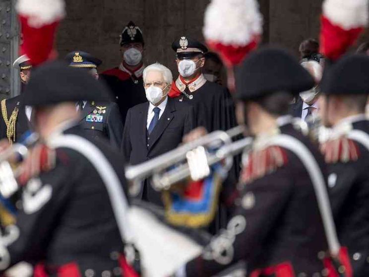 Mattarella: "Ci inchiniamo alla memoria"