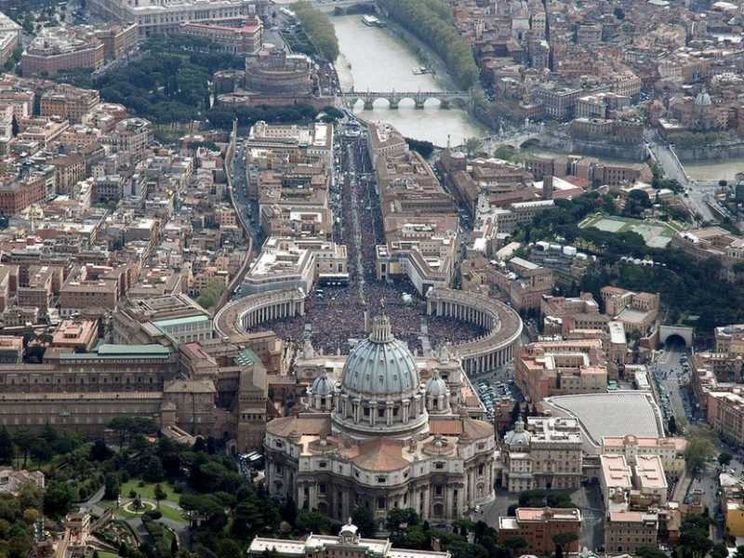 Incarichi anche a laici e laiche ai vertici della Curia Romana