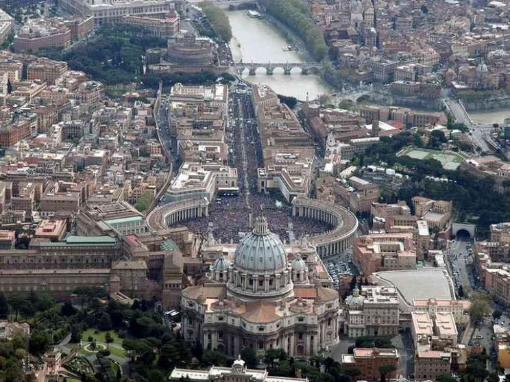 Incarichi anche a laici e laiche ai vertici della Curia Romana