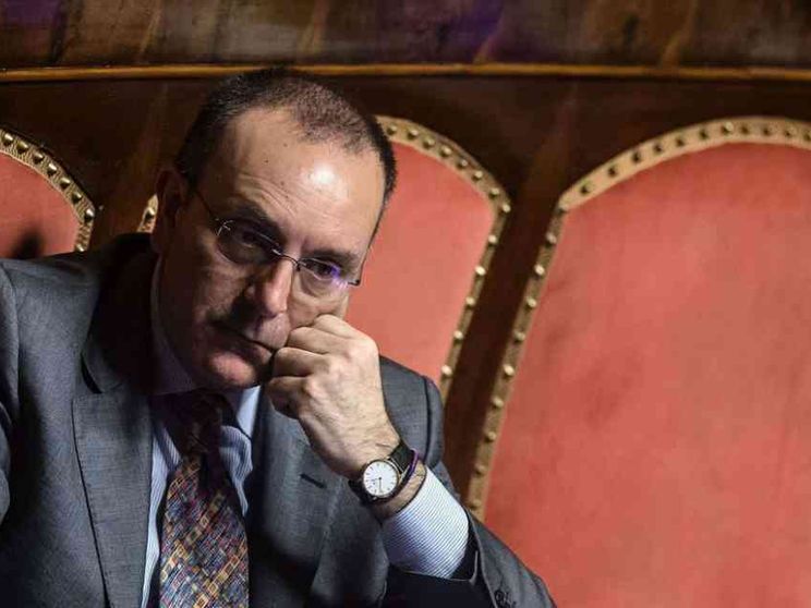Il presidente Commissione Esteri Petrocelli (M5s) si sfila e chiede la crisi