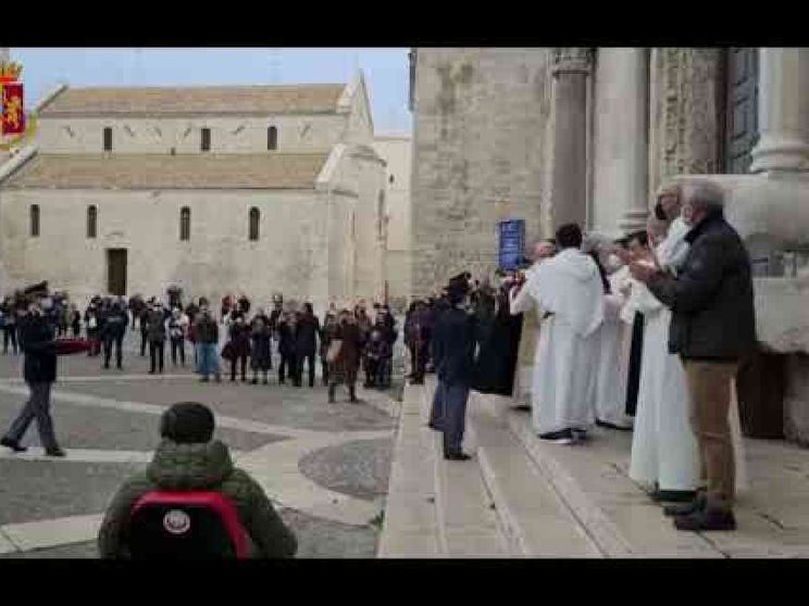 La Polizia restituisce gli oggetti sacri rubati alla statua di san Nicola