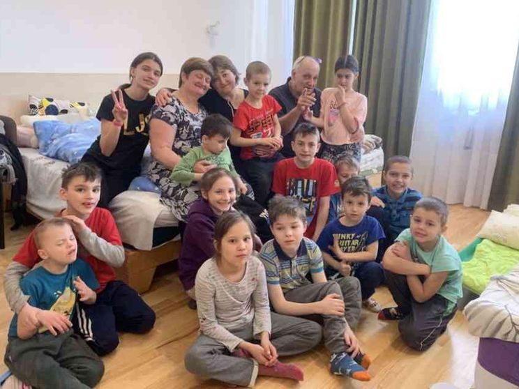 La famiglia in fuga con 11 figli adottivi. «Il nostro sogno è tornare a casa»