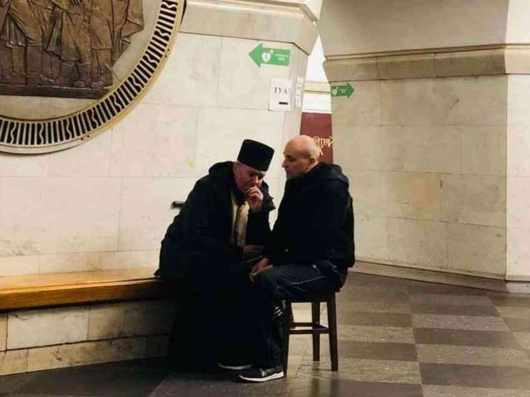 Sotto le bombe a Kiev si confessa nelle catacombe della metropolitana