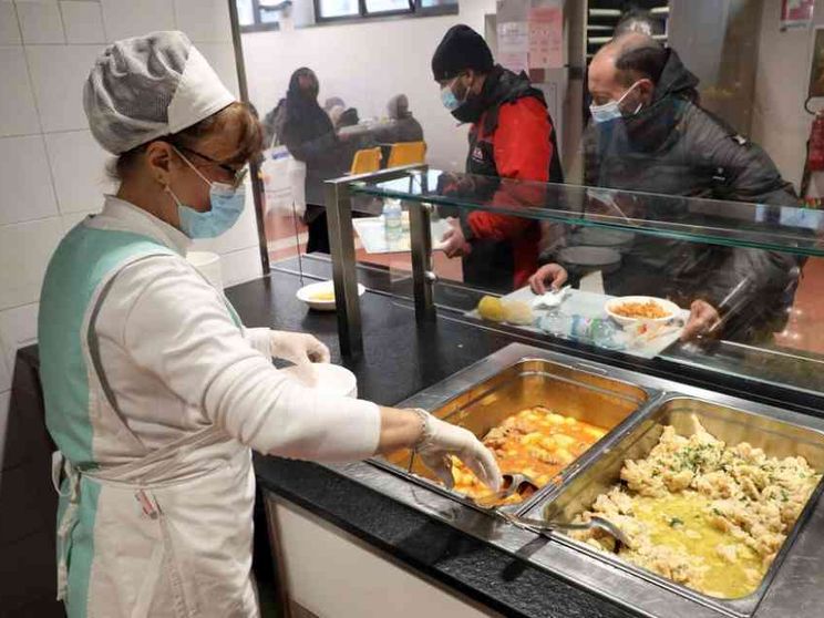 Roma, la povertà è fatta di famiglie monoreddito, precari, solitudine