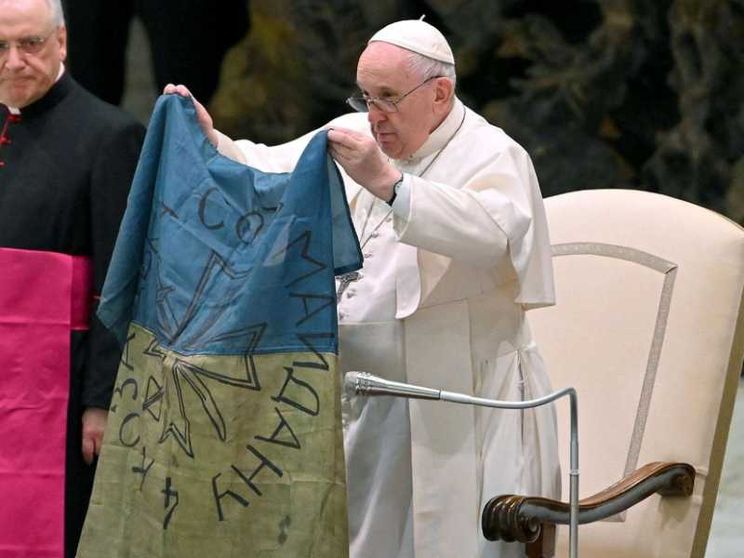 Papa: «Si metta fine alla guerra» e mostra una bandiera proveniente da Bucha