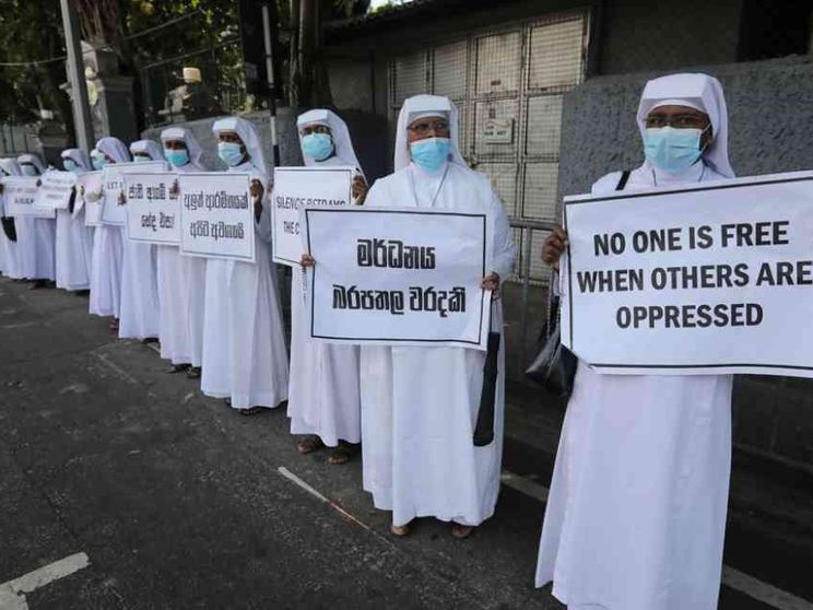 Sri Lanka, governo al capolinea. Anche le suore in piazza contro la corruzione