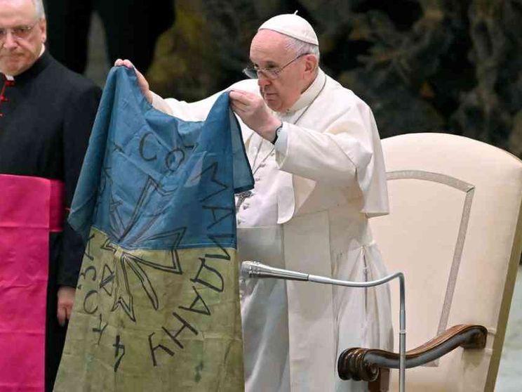 Papa: «Si metta fine alla guerra» e mostra una bandiera proveniente da Bucha